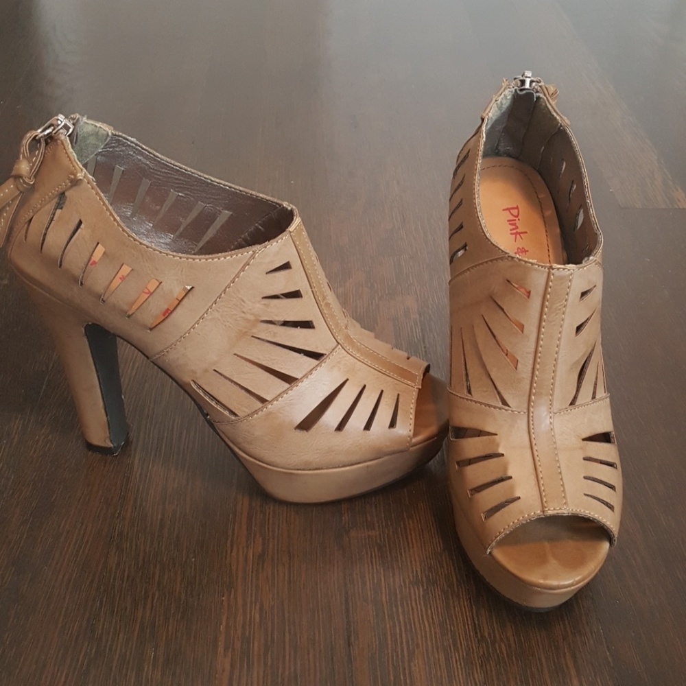 Pink & Pepper tan heels